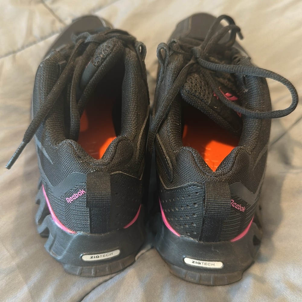 Size 5 Reebok shoes - Picture 2 of 4
